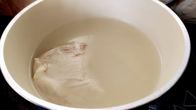 里脊肉焯水后，在重新入锅，用适量清水煮开，姜半片，煮5分钟左右。