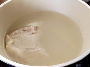 里脊肉焯水后，在重新入锅，用适量清水煮开，姜半片，煮5分钟左右。