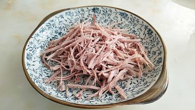 捞出里脊肉，手撕成肉丝。