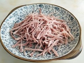 捞出里脊肉，手撕成肉丝。