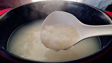 大米也到了粘稠的状态。