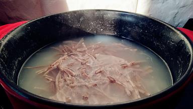 肉丝放入锅中。