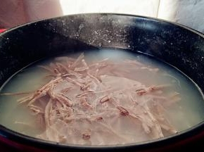 肉丝放入锅中。