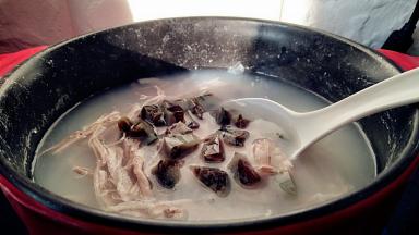 倒入皮蛋块，盖上锅盖小火煲5分钟至10分钟。