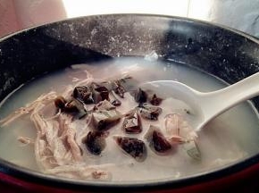 倒入皮蛋块，盖上锅盖小火煲5分钟至10分钟。