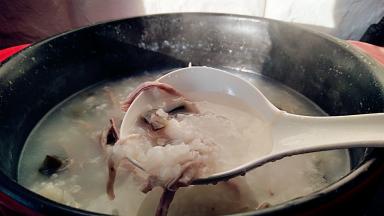 煮至米汤到透亮且非常粘稠的阶段。