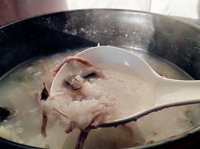 煮至米汤到透亮且非常粘稠的阶段。
