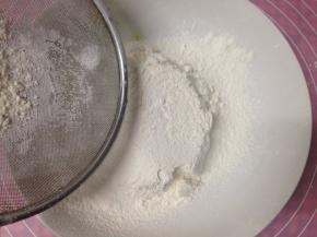 低粉和小苏打混合过筛