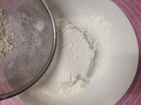 低粉和小苏打混合过筛