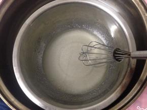 糖和玉米油混合隔热水搅拌使糖稍微融化