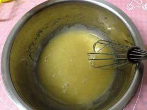 搅拌均匀使其乳化