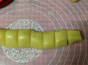 然后搓成长条，分割成大小一致的剂子（每个大约18克左右）