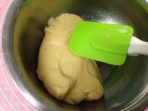 用搅拌刀切拌均匀