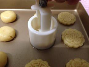用50克月饼模压出花纹