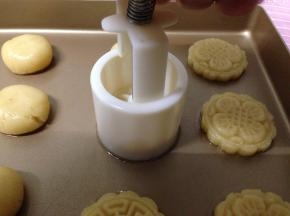 用50克月饼模压出花纹