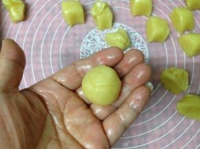 用手团成小球