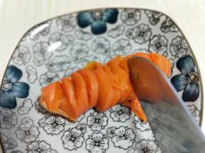 蒸好的胡萝卜，用刀切片。