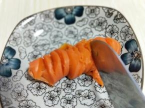 蒸好的胡萝卜，用刀切片。