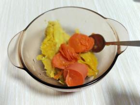 把胡萝卜和红薯肉加入同一个器具中。