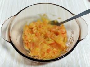 搅拌均匀，至红薯个胡萝卜成泥状。