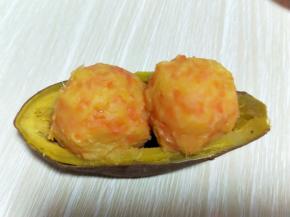 戴上一次性手套，将拌好的红薯胡萝卜橙汁泥揉成一个圆球，放在提前挖好的空红薯里面即可。