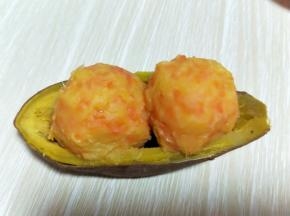 戴上一次性手套，将拌好的红薯胡萝卜橙汁泥揉成一个圆球，放在提前挖好的空红薯里面即可。