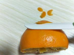 橙子，用锋利的水果刀，削橙子皮，注意，削橙子皮一定要薄，不要带有白色的，因为白色的会有点苦。