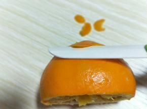 橙子，用锋利的水果刀，削橙子皮，注意，削橙子皮一定要薄，不要带有白色的，因为白色的会有点苦。