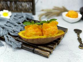 将削下来的橙子皮插入红薯胡萝卜泥上，可以根据自己的想象随意插。