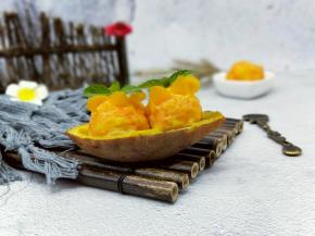 小船儿，轻轻，飘荡在水中。(^_^)迎面吹来了凉爽的风～