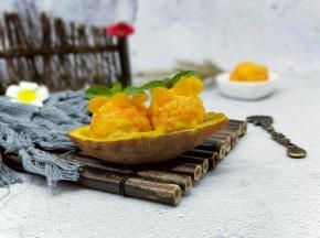 小船儿，轻轻，飘荡在水中。(^_^)迎面吹来了凉爽的风～