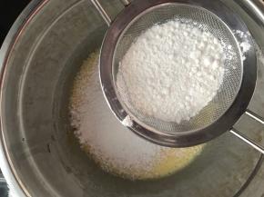 把低筋面粉筛进蛋黄液中