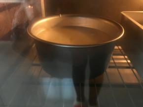 烤箱预热145地，烤50分钟，取出震模，倒扣放凉后切成两片