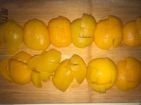 糖水黄桃沥干水份，切小块