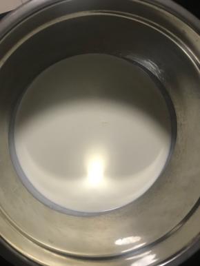 等蛋糕凉透的这段时间可以准备其他东西：淡奶油加糖打发