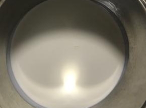 等蛋糕凉透的这段时间可以准备其他东西：淡奶油加糖打发