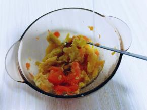 将橙汁加入红薯胡萝卜器具中。(切好的橙子用手挤捏即可出汁)