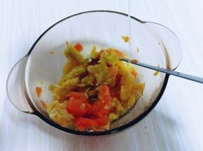 将橙汁加入红薯胡萝卜器具中。(切好的橙子用手挤捏即可出汁)