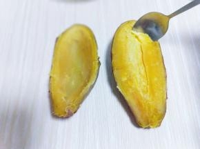 之后再把红薯肉挖出来，注意不要把红薯皮挖破。(挖出来的红薯肉放在器具里)