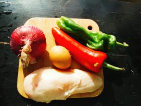 准备材料:鸡胸100g，鸡蛋一个，青红辣椒各一个，洋葱半个！