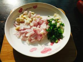 葱姜蒜切末，洋葱切小丁备用！