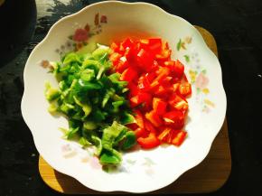 青红辣椒洗净切小块备用！
