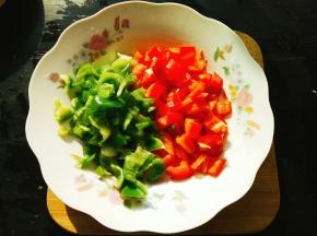 青红辣椒洗净切小块备用！