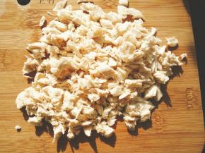 鸡胸肉蒸熟切碎！