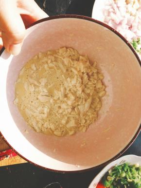 一个鸡蛋打散，和切碎的鸡胸搅拌均匀！