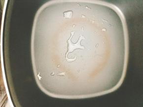 锅里烧热放少许油！