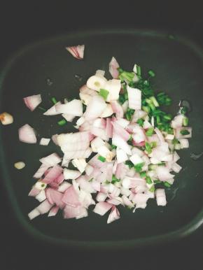 倒入葱姜蒜和洋葱煸炒，炒香！