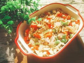 把鸡胸鸡蛋液倒入锅中翻炒，炒至松散鸡蛋成熟倒入辣椒继续翻炒，炒到辣椒熟了调入盐和鸡精就可以出锅了！