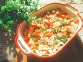把鸡胸鸡蛋液倒入锅中翻炒，炒至松散鸡蛋成熟倒入辣椒继续翻炒，炒到辣椒熟了调入盐和鸡精就可以出锅了！