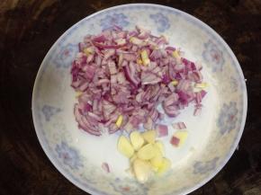 蒜切碎、洋葱切碎（这样搅打的时候会更碎）